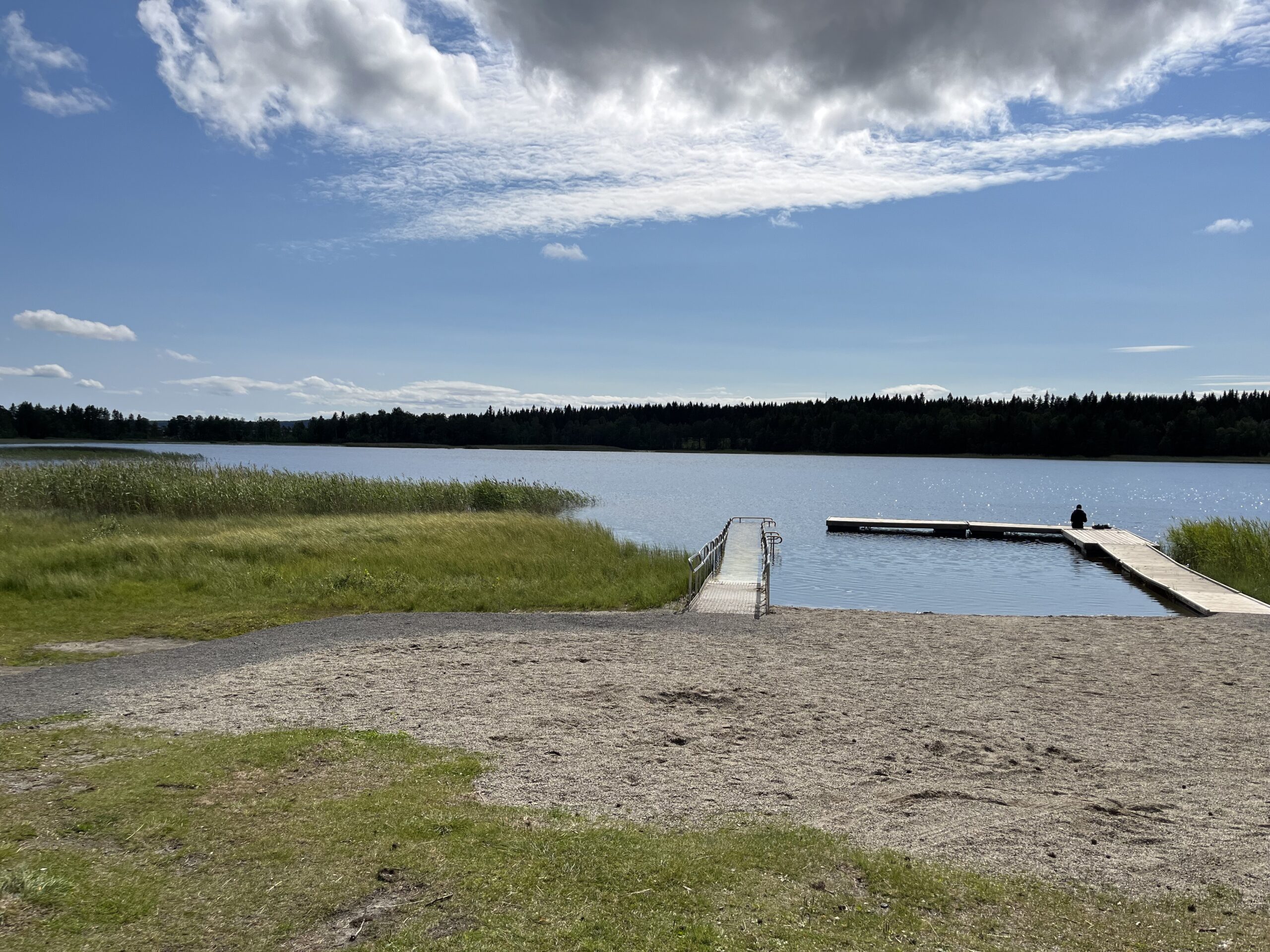 Solig strand i Sverige - perfekt för att använda säsongens skönhetsprodukter och sminktrender